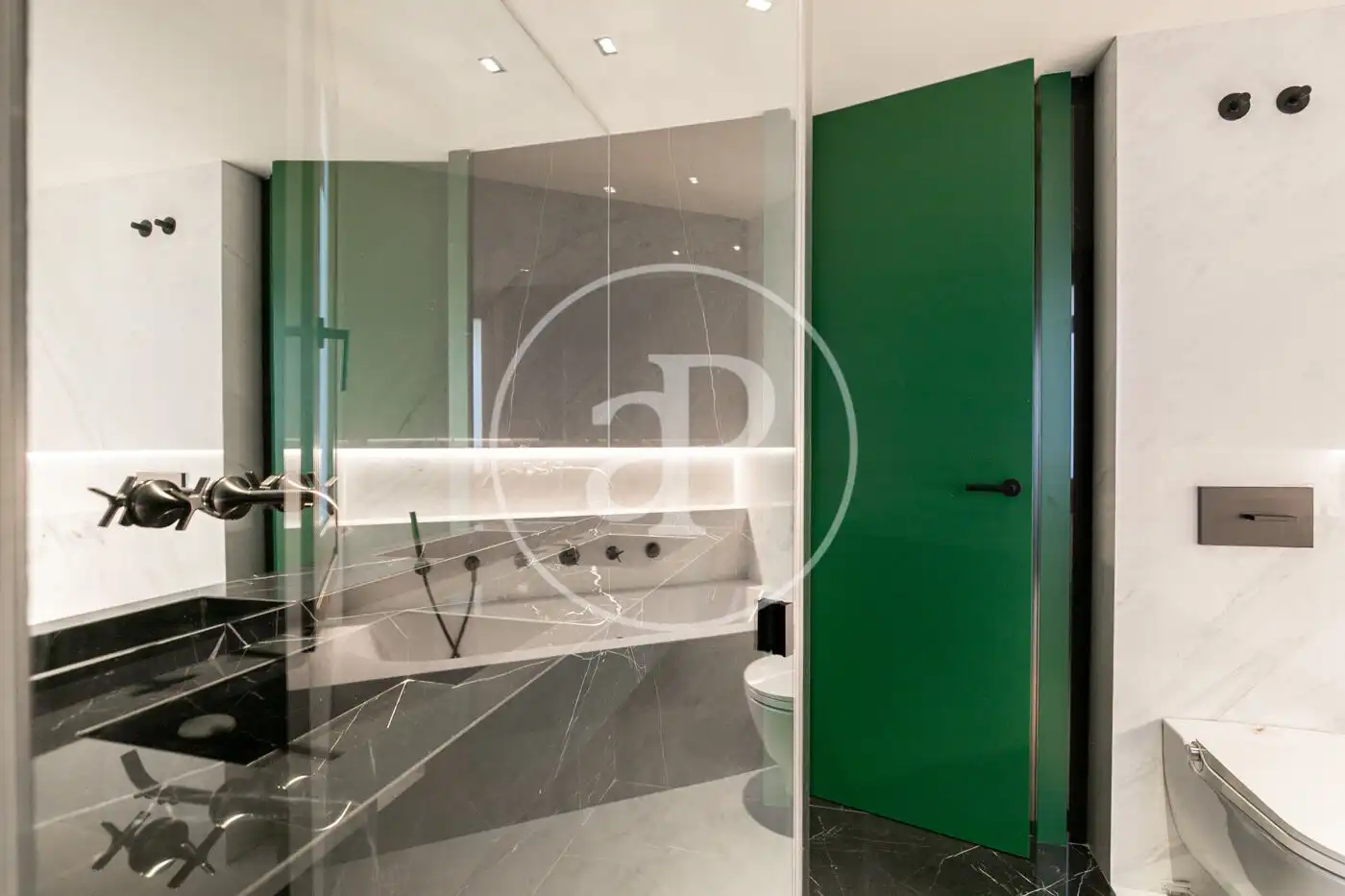 Badezimmer von Dachboden zum Verkauf in Barcelona mit Klimaanlage, Heizung und Terrasse