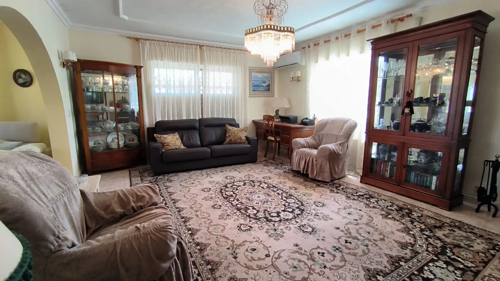 Sala d'estar de Casa o xalet en venda en L'Alfàs del Pi amb Aire condicionat, Calefacció i Jardí privat
