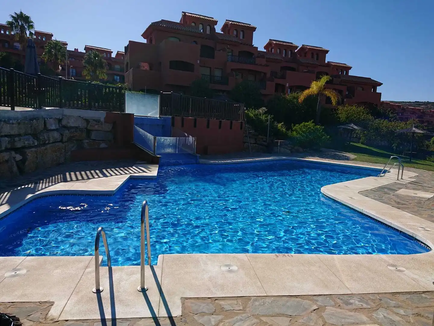 Piscina de Ático en venta en Estepona con Trastero y Piscina
