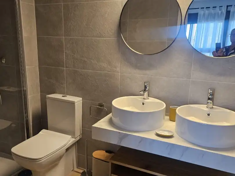 Badezimmer von Wohnung zur Miete in Sevilla mit Klimaanlage, Möbliert und Waschmaschine