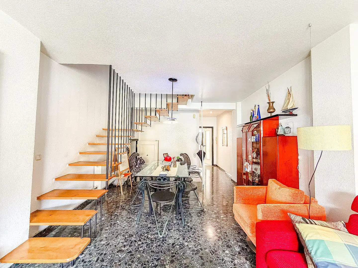 Sala d'estar de Dúplex en venda en Yecla amb Calefacció, Terrassa i Moblat