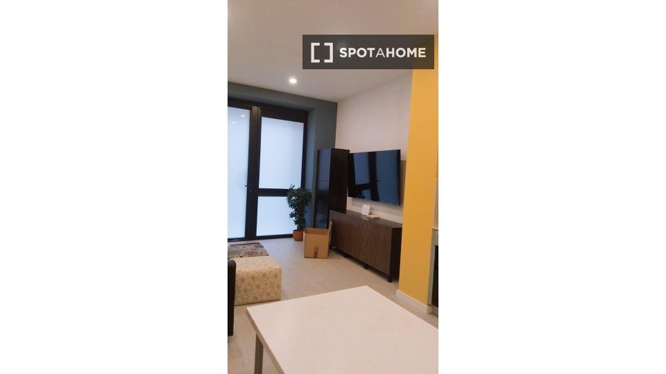 Exterior view of Flat to rent in  Madrid Capital  with Air Conditioner, Heating and Furnished