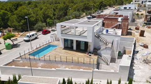 Villa de 3 dormitorios y 3 baños con piscina y jardín en Polop