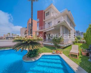 Vista exterior de Casa o xalet en venda en Alicante / Alacant amb Aire condicionat, Terrassa i Piscina