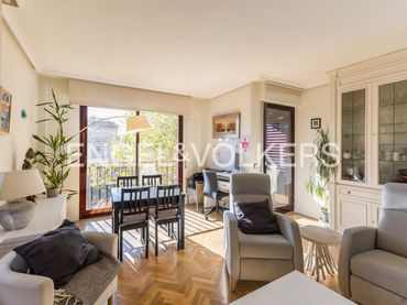 Flat with pool for sale in Ciudad Lineal