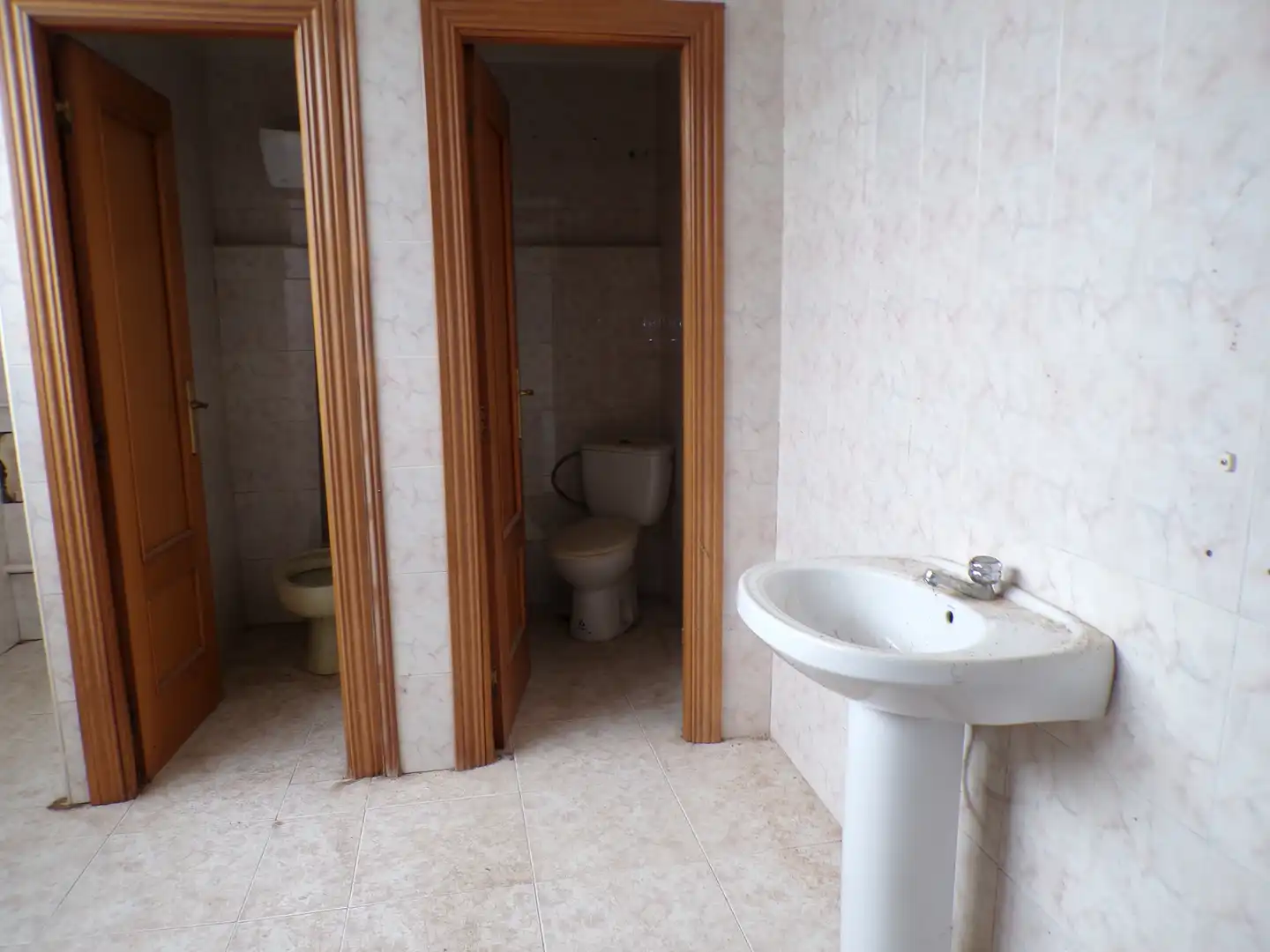 Badezimmer von Fabrikhallen zum Verkauf in Valderrubio