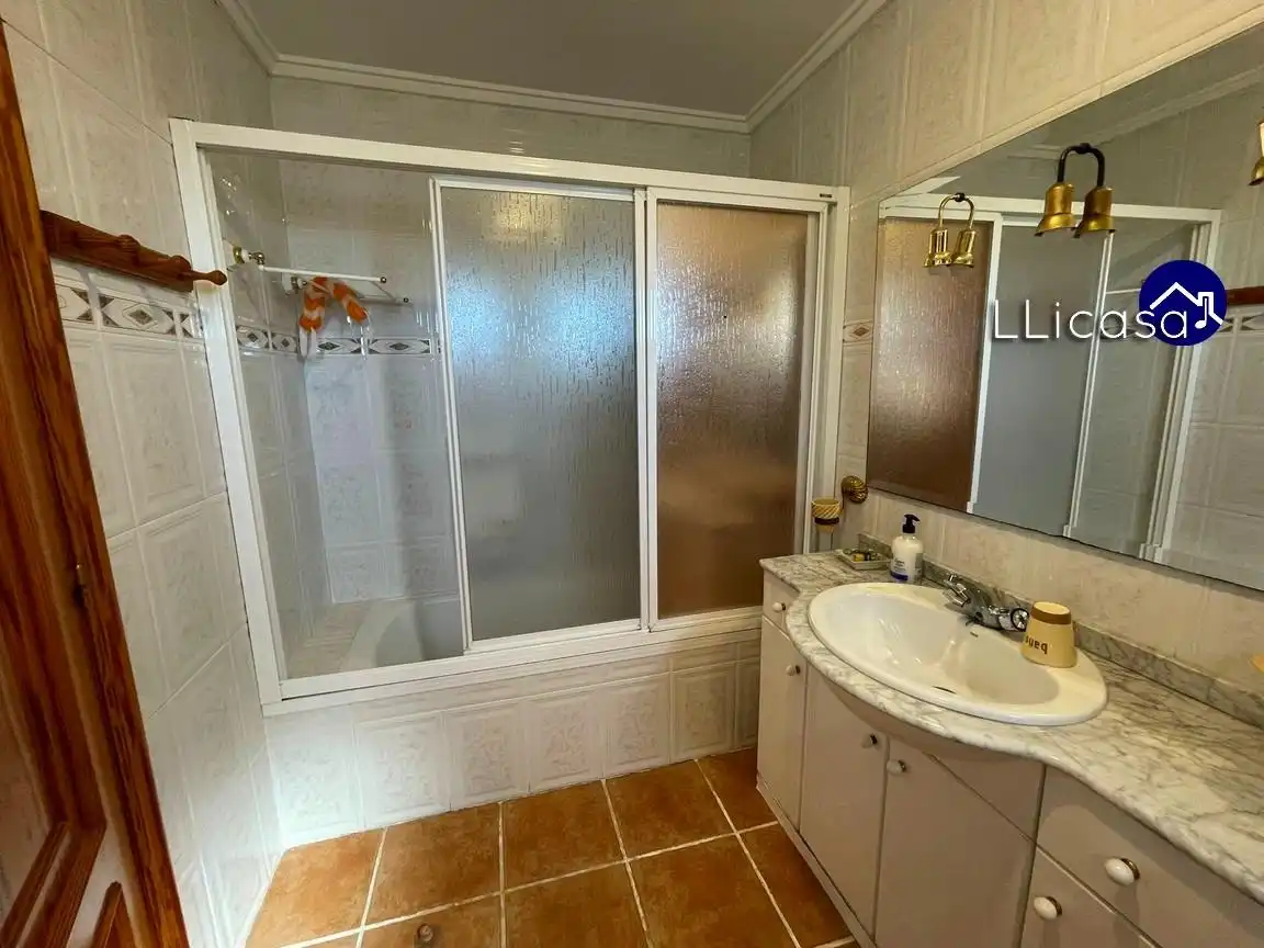 Baño de Casa o chalet en venta en La Pobla de Vallbona con Calefacción, Jardín privado y Terraza
