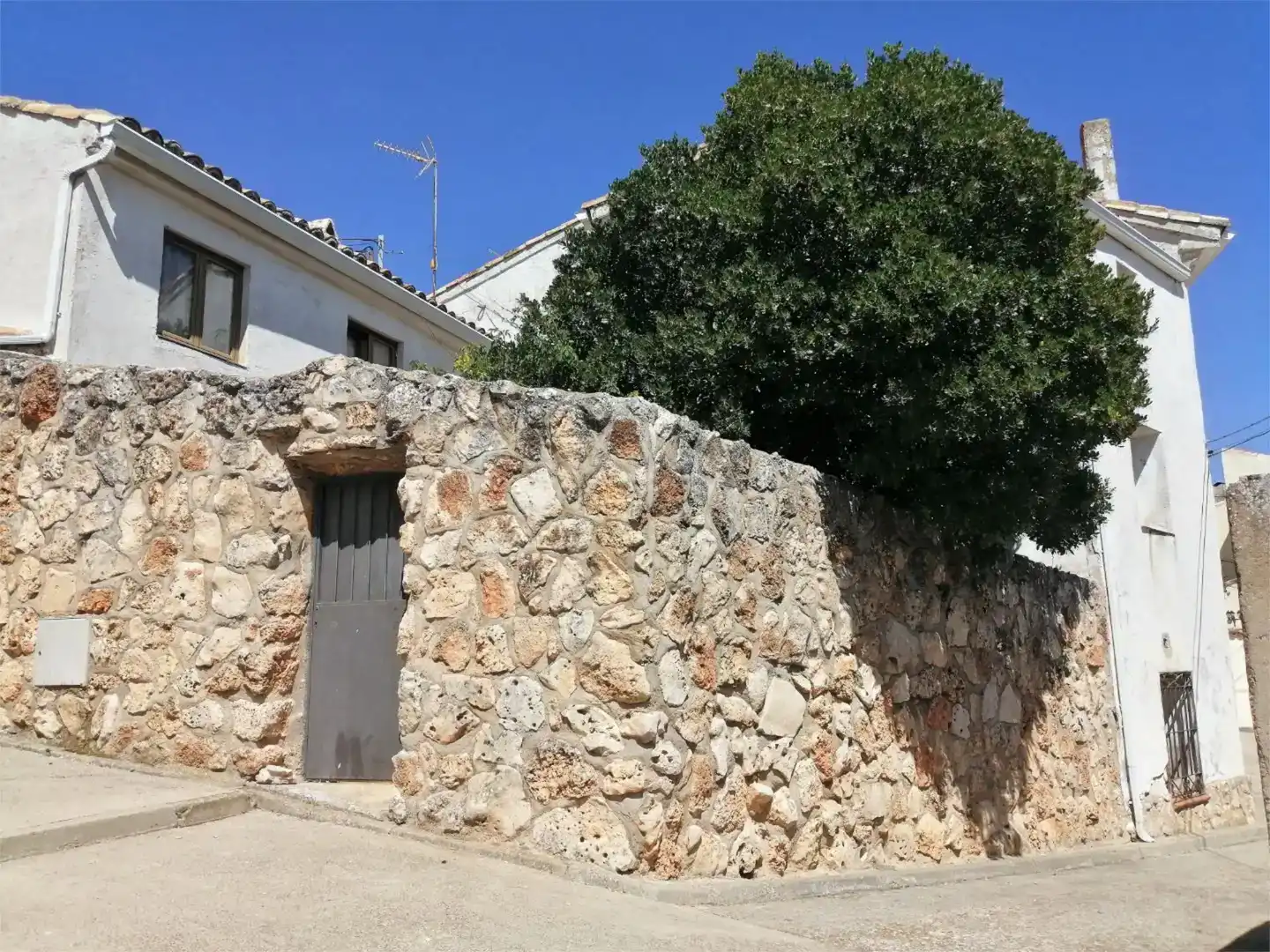 Vista exterior de Finca rústica en venda en Hueva amb Jardí privat, Traster i Moblat