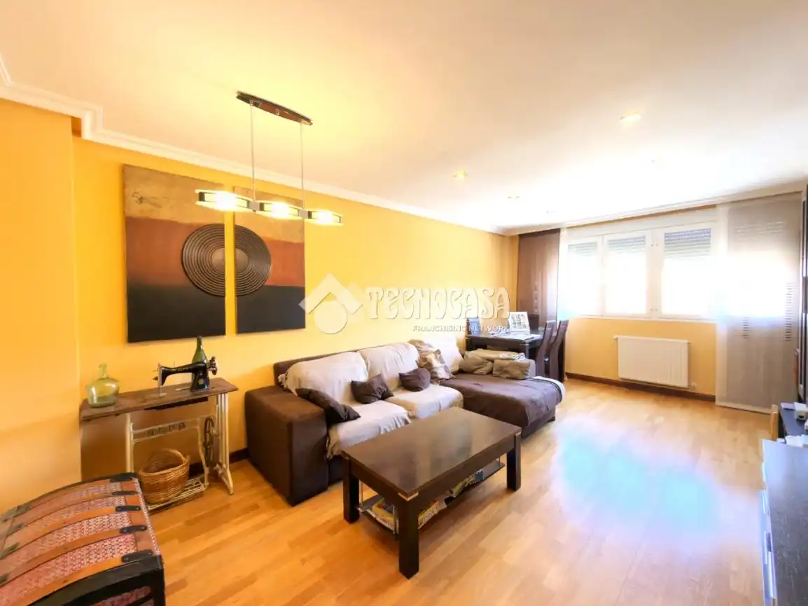 Sala de estar de Piso en venta en Cuenca con Calefacción, Parquet y Trastero