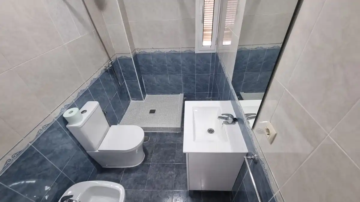 Baño de Piso de alquiler en Sevilla con Aire acondicionado y Calefacción
