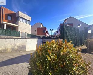 Vista exterior de Casa adosada en venda en Piélagos amb Calefacció, Jardí privat i Terrassa