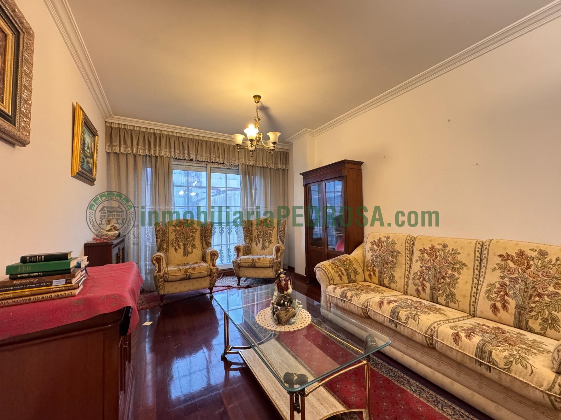 Sala d'estar de Pis en venda en Pontevedra Capital  amb Calefacció