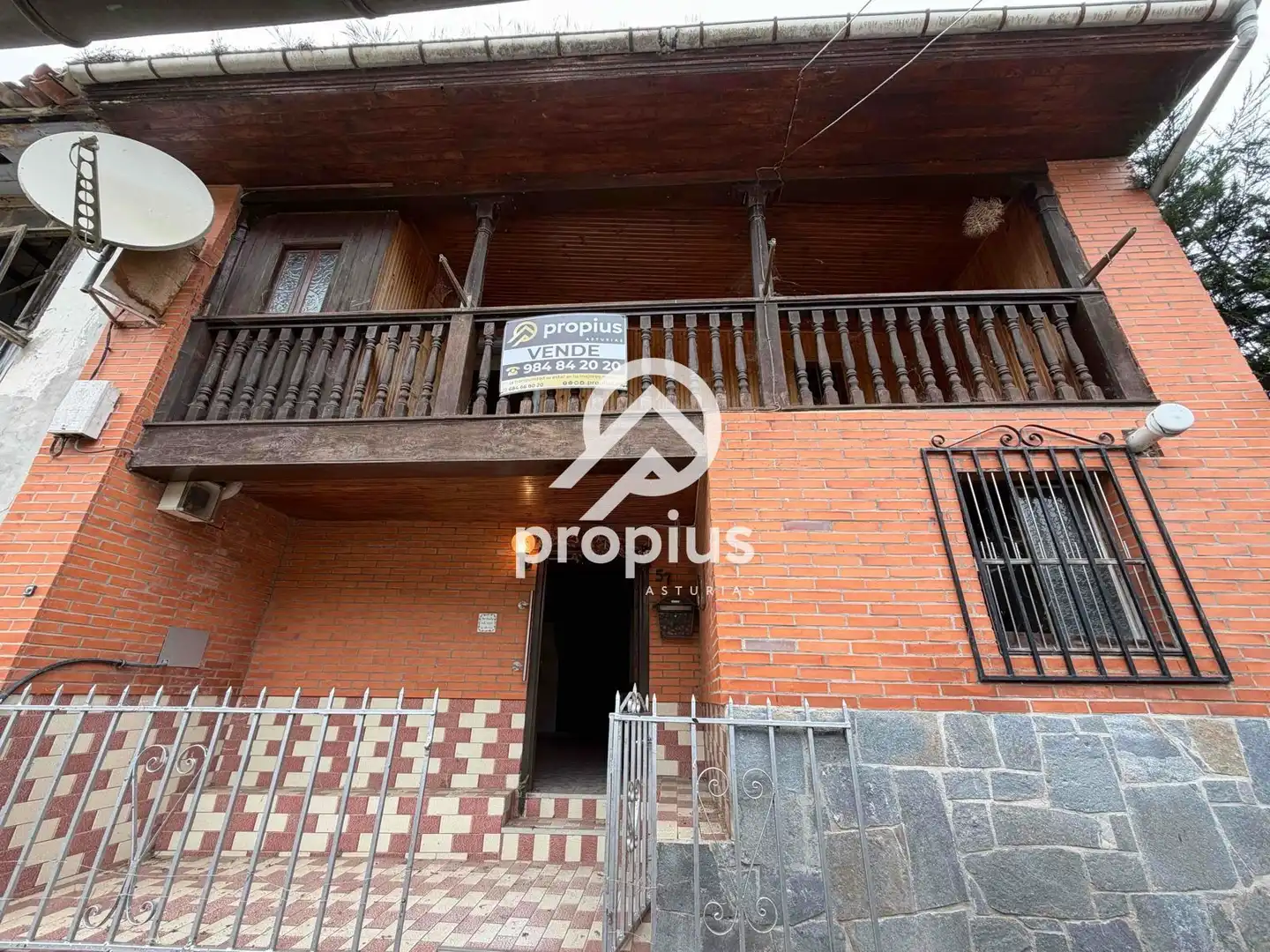 Vista exterior de Casa adosada en venda en Llanes amb Calefacció, Terrassa i Traster