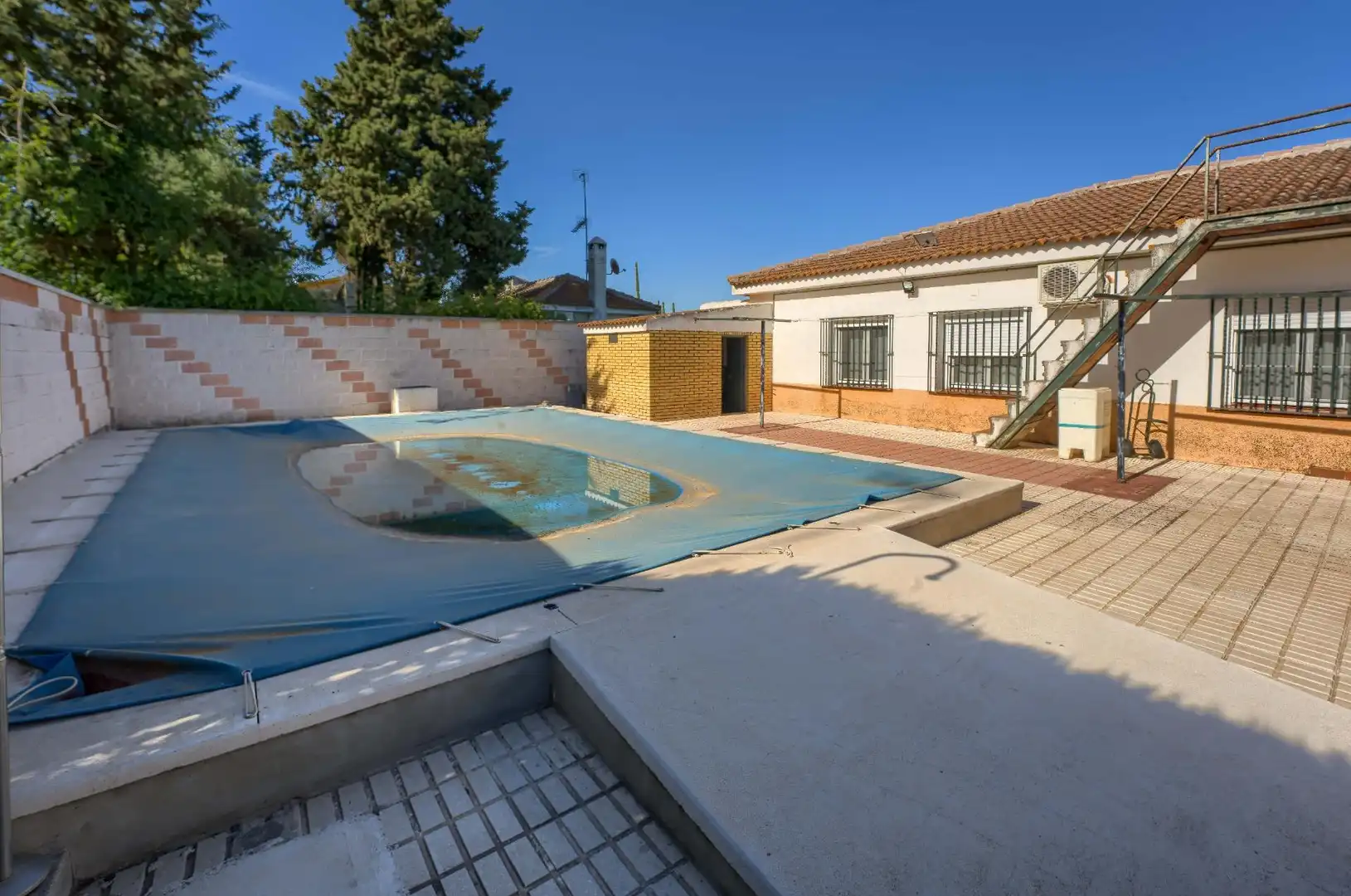Swimming pool of Houses for sale in Palomares del Río  with Air Conditioner, Heating and Private garden
