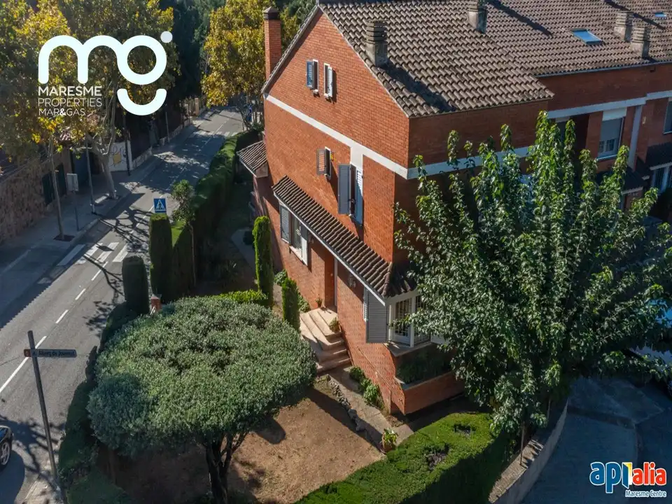 Vista exterior de Casa adosada en venda en El Masnou amb Calefacció, Jardí privat i Terrassa
