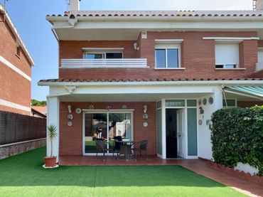 Casa pareada con jardín en venta en Sant Vicenç platja