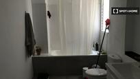 Bathroom of Flat to rent in  Barcelona Capital  with Air Conditioner, Heating and Furnished