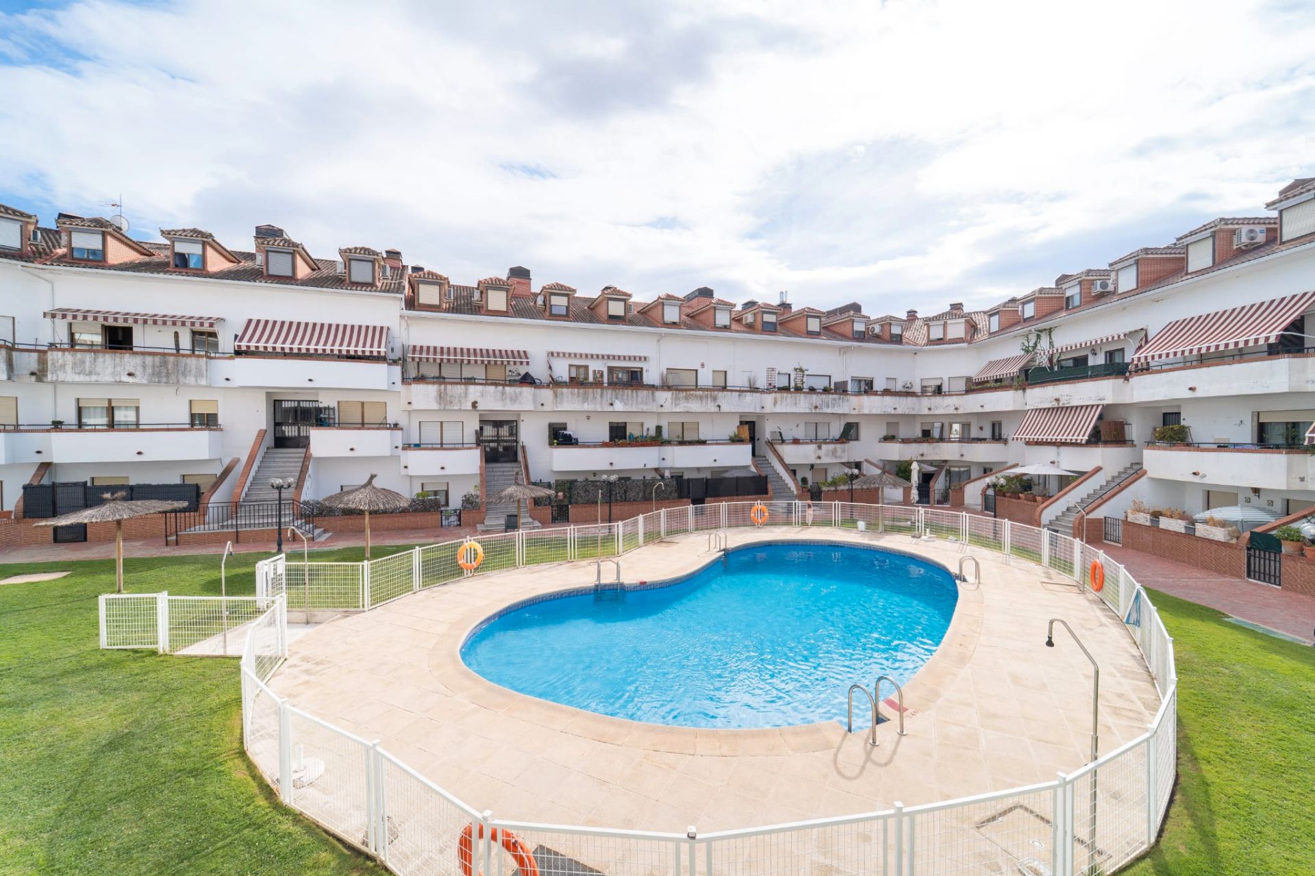 Exterior view of Flat for sale in Sevilla la Nueva  with Air Conditioner, Heating and Private garden