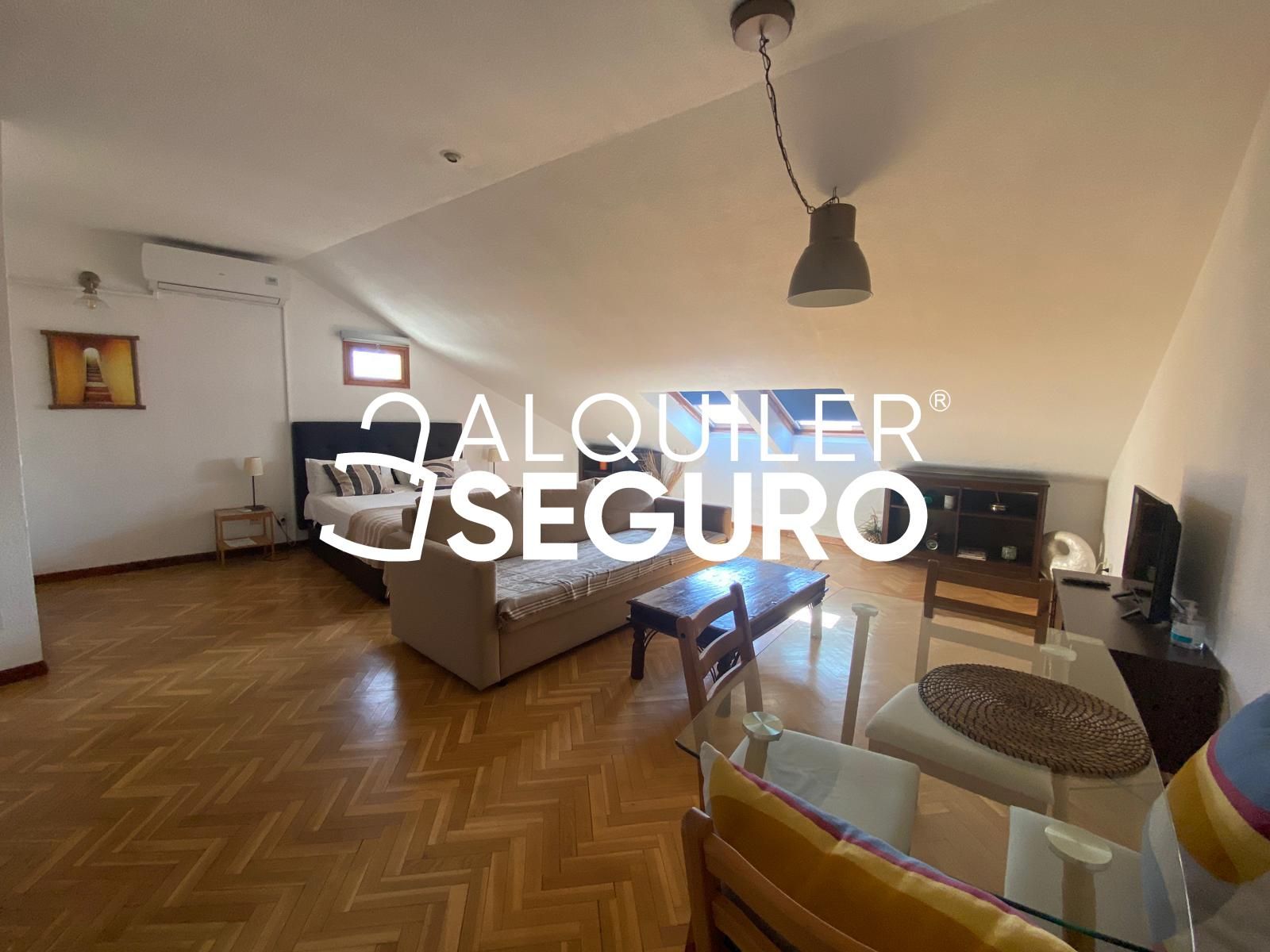 Habitación de Estudio de alquiler en  Madrid Capital con Aire acondicionado, Calefacción y Amueblado