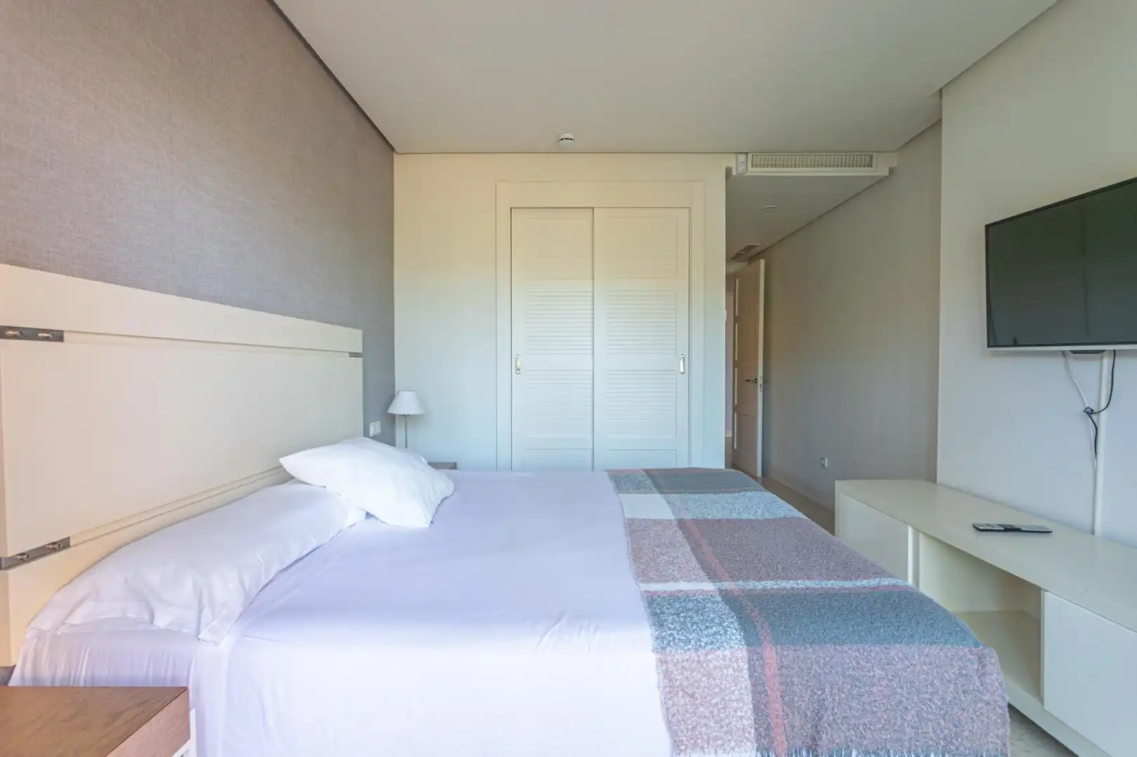 Dormitori de Apartament en venda en Chiclana de la Frontera amb Jardí privat i Piscina comunitària