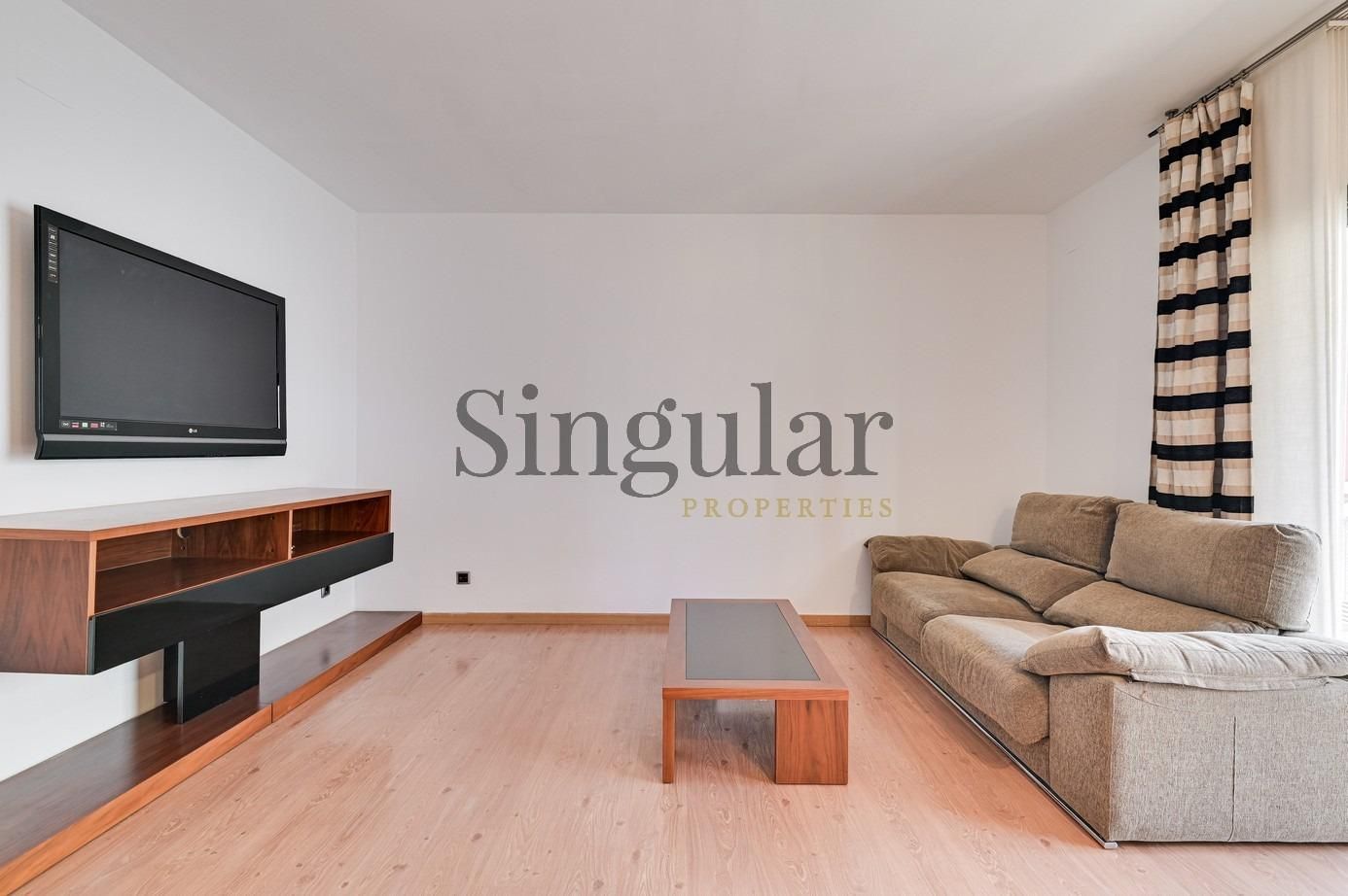 Sala de estar de Piso en venta en Cornellà de Llobregat con Trastero y Balcón