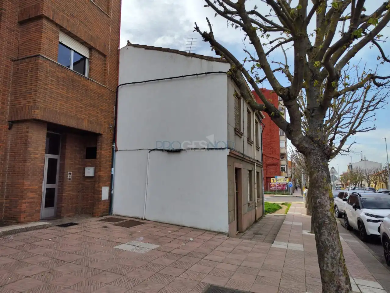 Vista exterior de Casa o xalet en venda en León Capital  amb Jardí privat i Traster