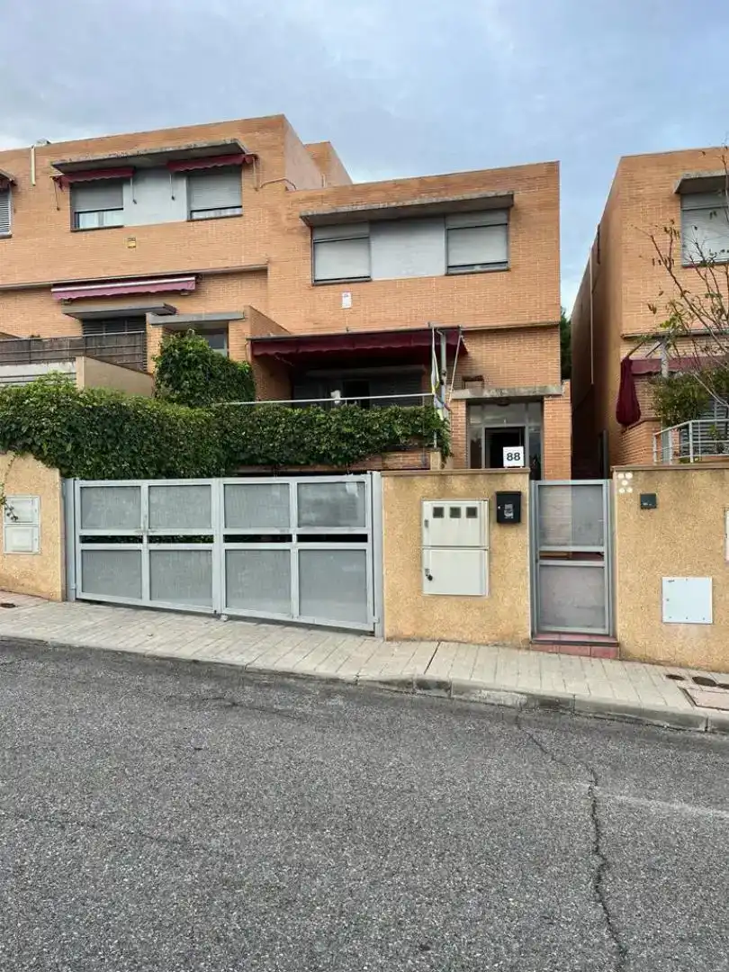 Vista exterior de Casa o xalet en venda en Toledo amb Aire condicionat, Jardí privat i Parquet