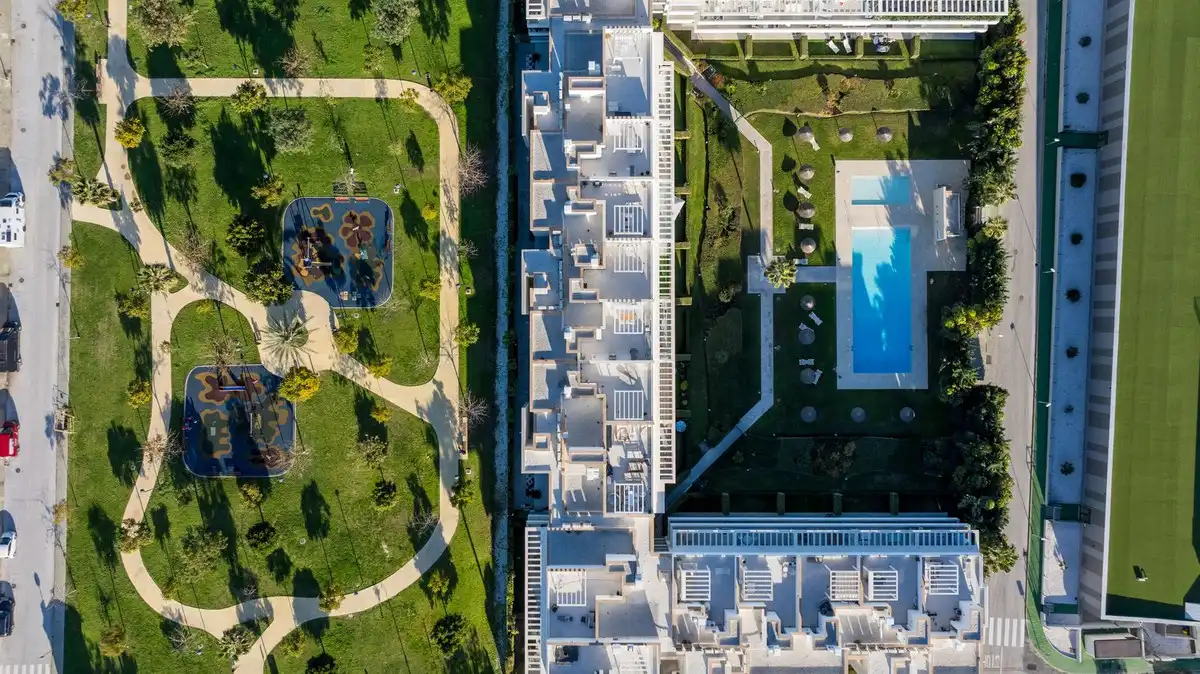 Vista exterior de Pis en venda en Estepona amb Jardí privat, Terrassa i Piscina