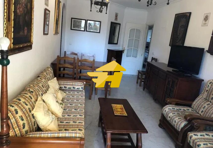 Sala d'estar de Pis de lloguer en Fuengirola amb Aire condicionat, Jardí privat i Piscina