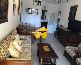 Sala d'estar de Pis de lloguer en Fuengirola amb Aire condicionat, Jardí privat i Piscina