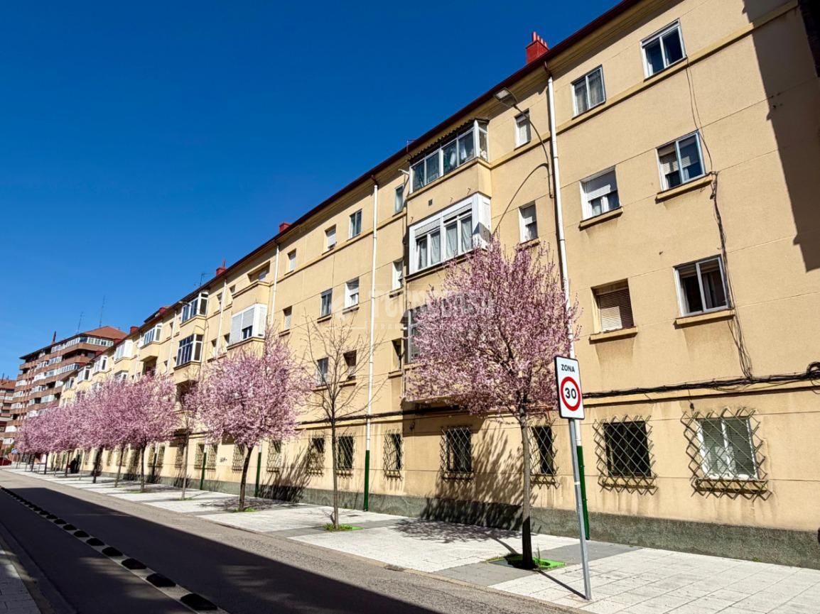 Vista exterior de Piso en venta en León Capital  con Calefacción, Parquet y Balcón