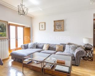 Sala d'estar de Apartament en venda en  Madrid Capital amb Balcó