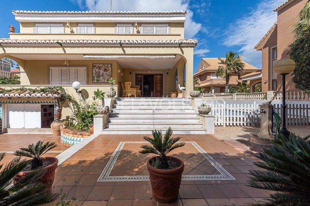 Vista exterior de Casa o xalet en venda en Sueca amb Aire condicionat, Calefacció i Jardí privat