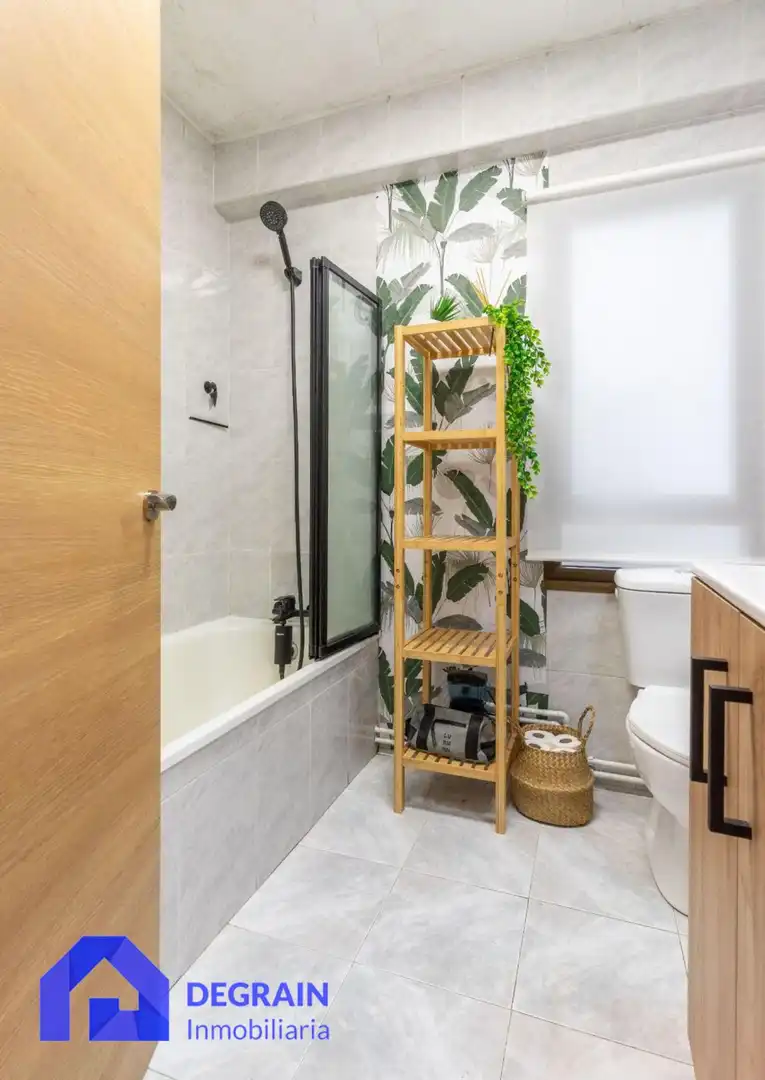 Bathroom of Flat for rent in Oviedo   with Furnished