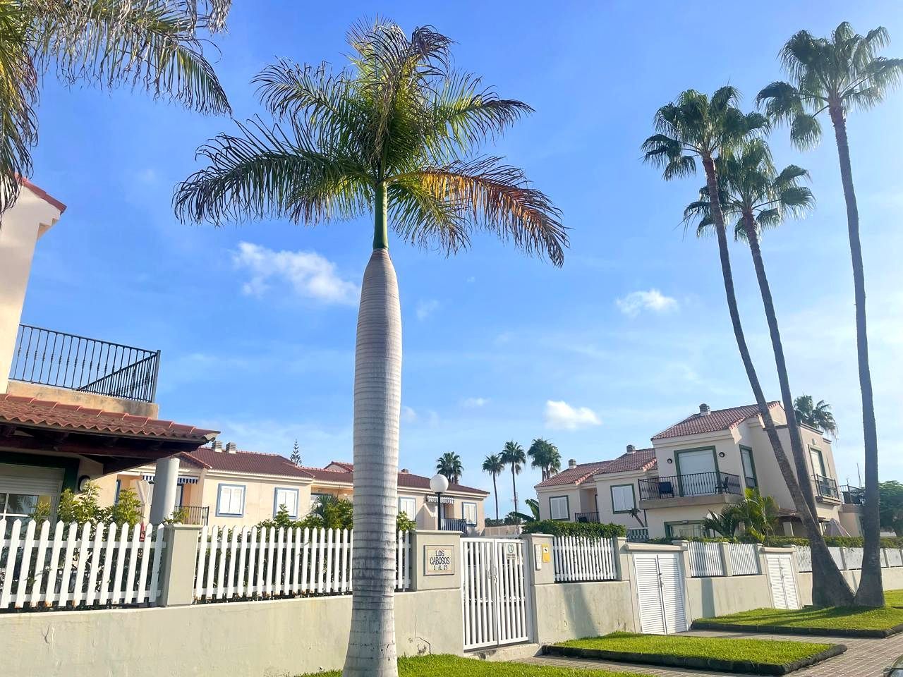 Vista exterior de Dúplex de alquiler en San Bartolomé de Tirajana con Terraza, Alarma y Piscina comunitaria
