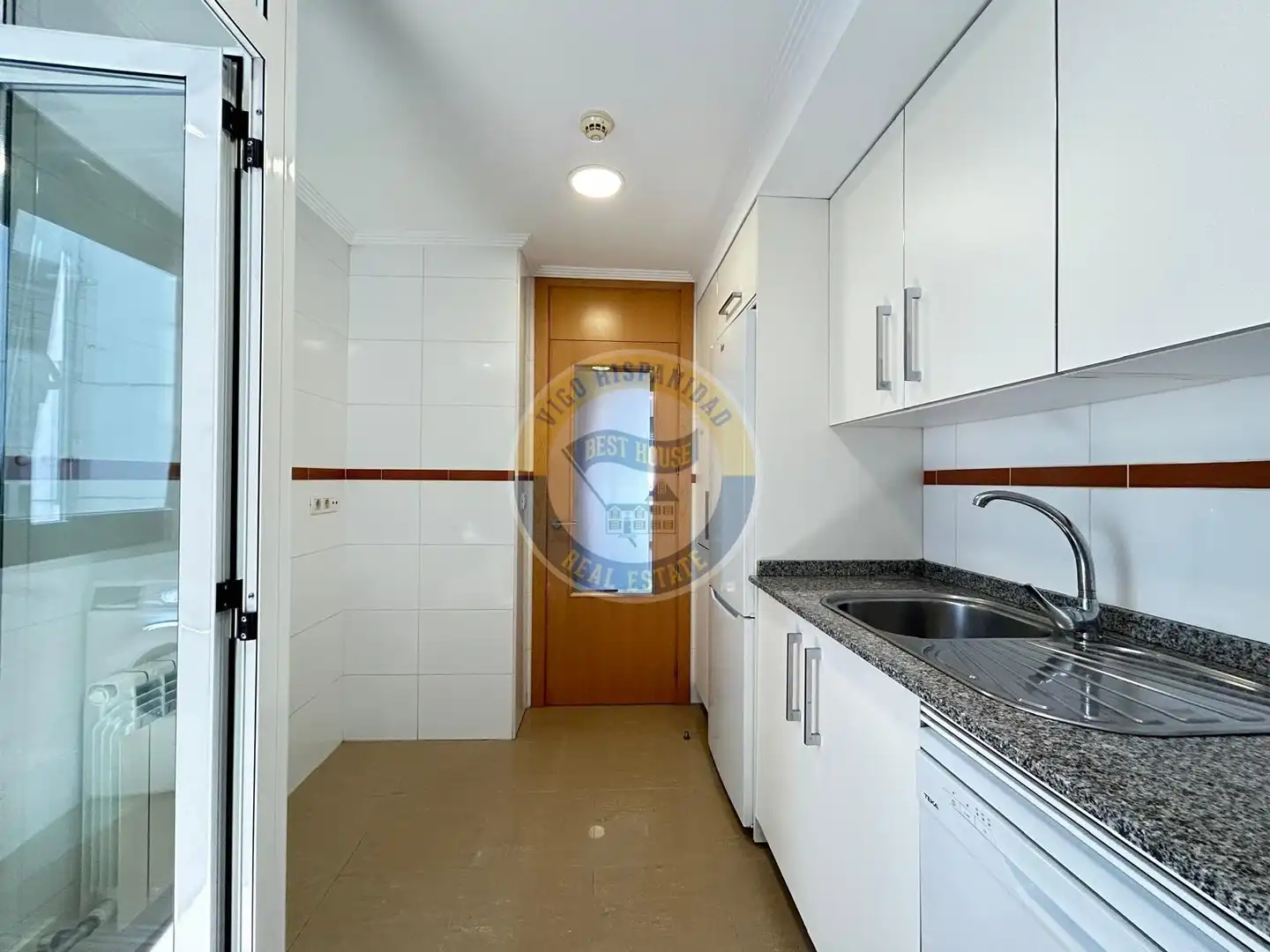 Cuina de Apartament en venda en Vigo  amb Calefacció i Traster