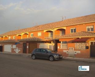 Vista exterior de Casa adosada en venda en Yuncos amb Jardí privat i Terrassa