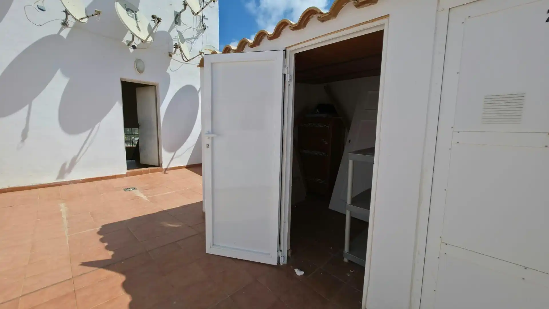 Erdgeschoss zum Verkauf in Torrevieja mit Klimaanlage, Abstellraum und Schwimmbad