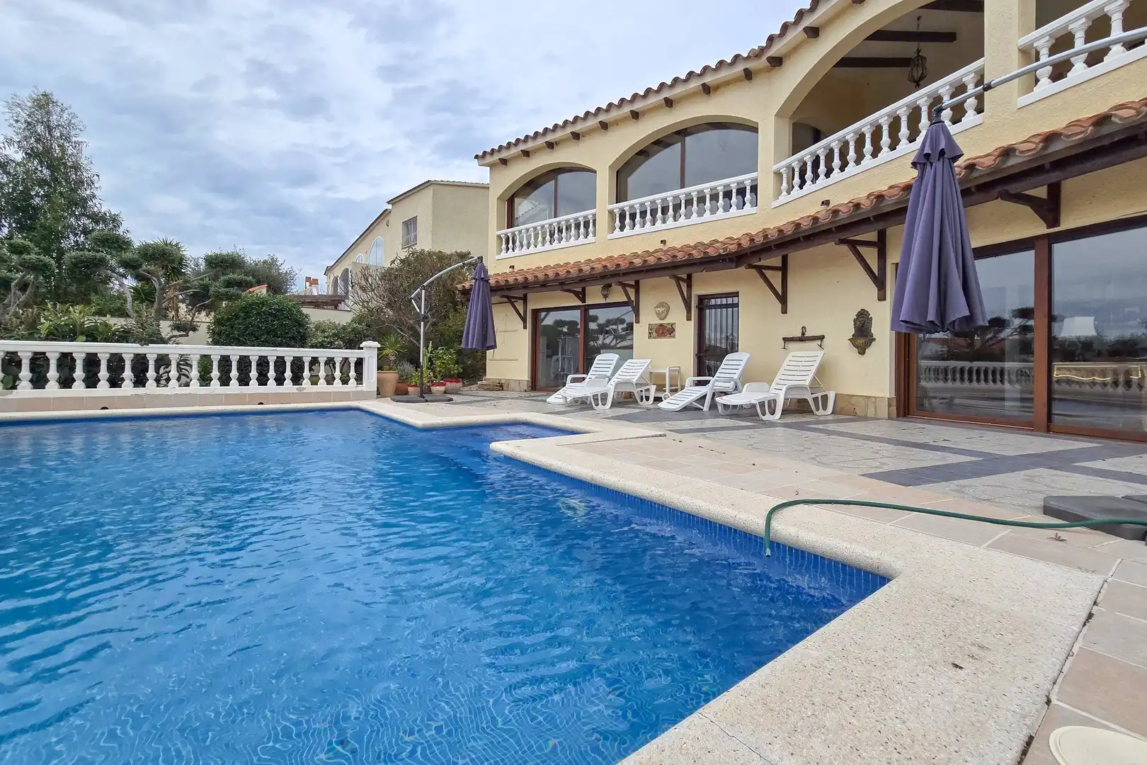 Schwimmbecken von Haus oder Chalet zum Verkauf in Roses mit Heizung, Privatgarten und Terrasse