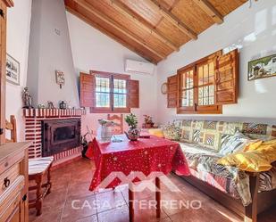 Sala d'estar de Finca rústica en venda en Cútar amb Aire condicionat, Jardí privat i Terrassa