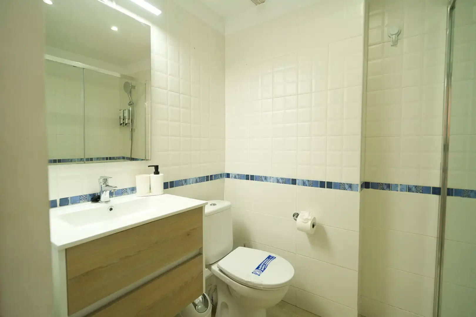 Baño de Piso en venta en Arona con Terraza, Amueblado y Piscina comunitaria