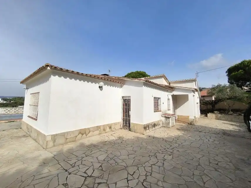 Vista exterior de Casa o xalet en venda en Lloret de Mar amb Calefacció, Terrassa i Traster