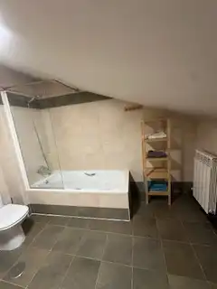 Baño de Apartamento en venta en León Capital  con Calefacción, Parquet y Trastero