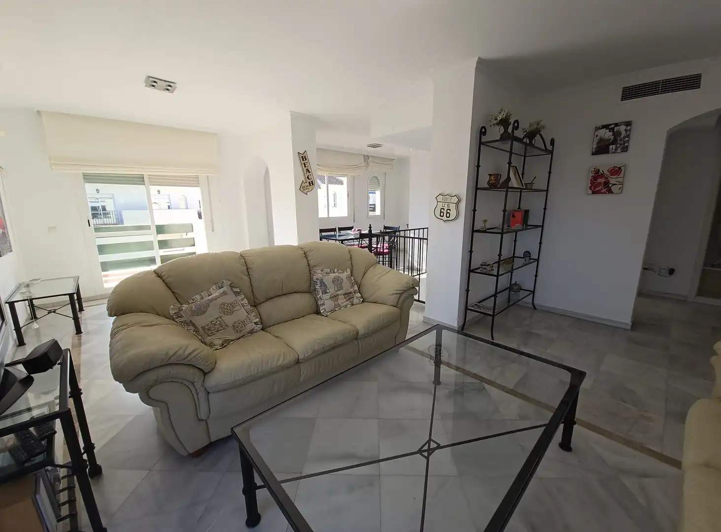 Wohnzimmer von Dachboden zur Miete in Marbella mit Klimaanlage, Terrasse und Möbliert
