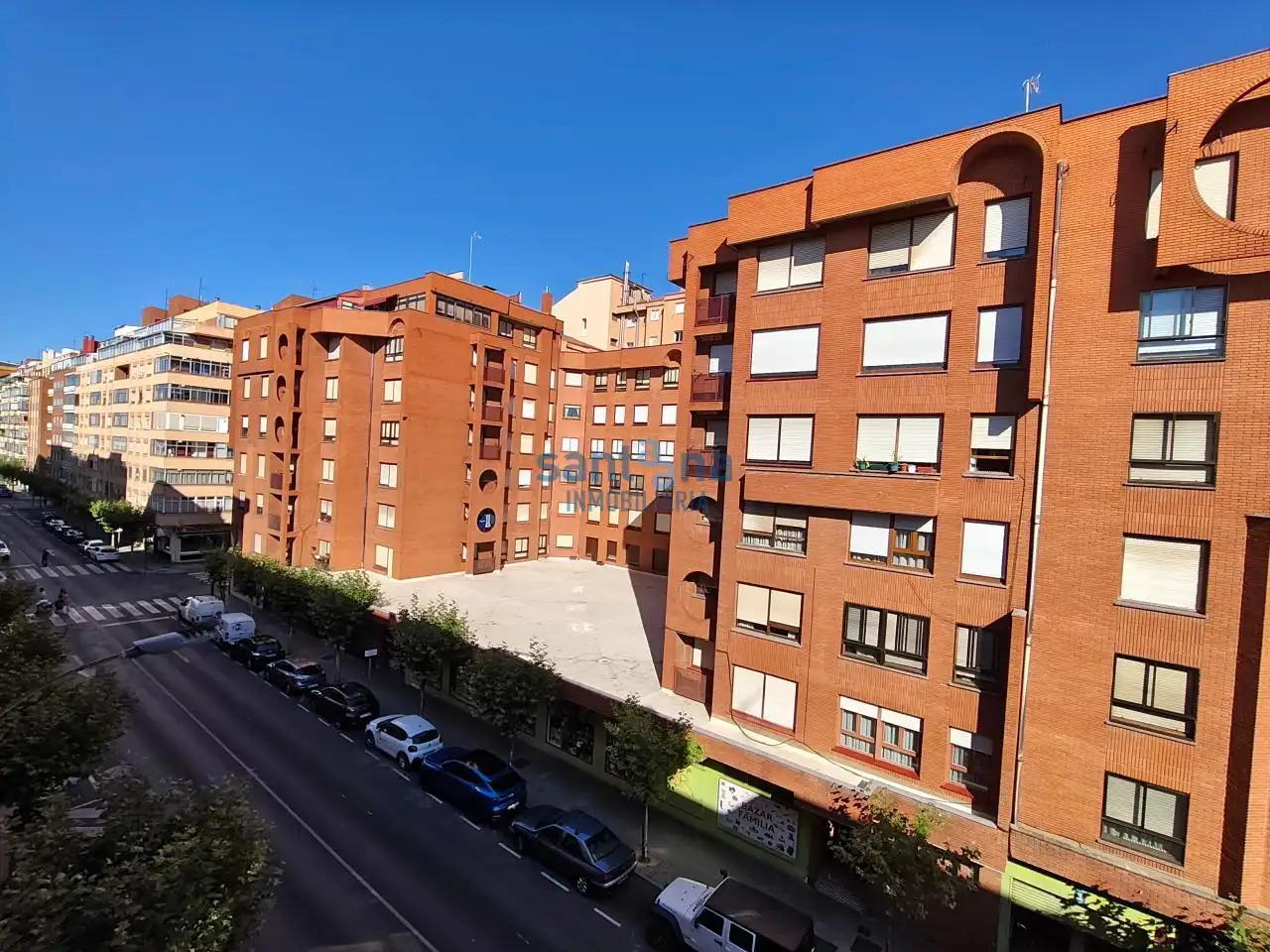 Vista exterior de Pis en venda en León Capital  amb Calefacció i Traster