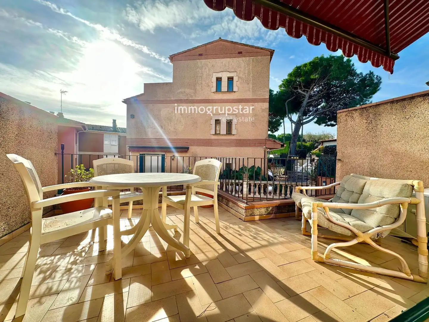 Terrasse von Einfamilien-Reihenhaus zum Verkauf in Castell d'Aro, Platja d'Aro i s'Agaró mit Heizung, Privatgarten und Terrasse