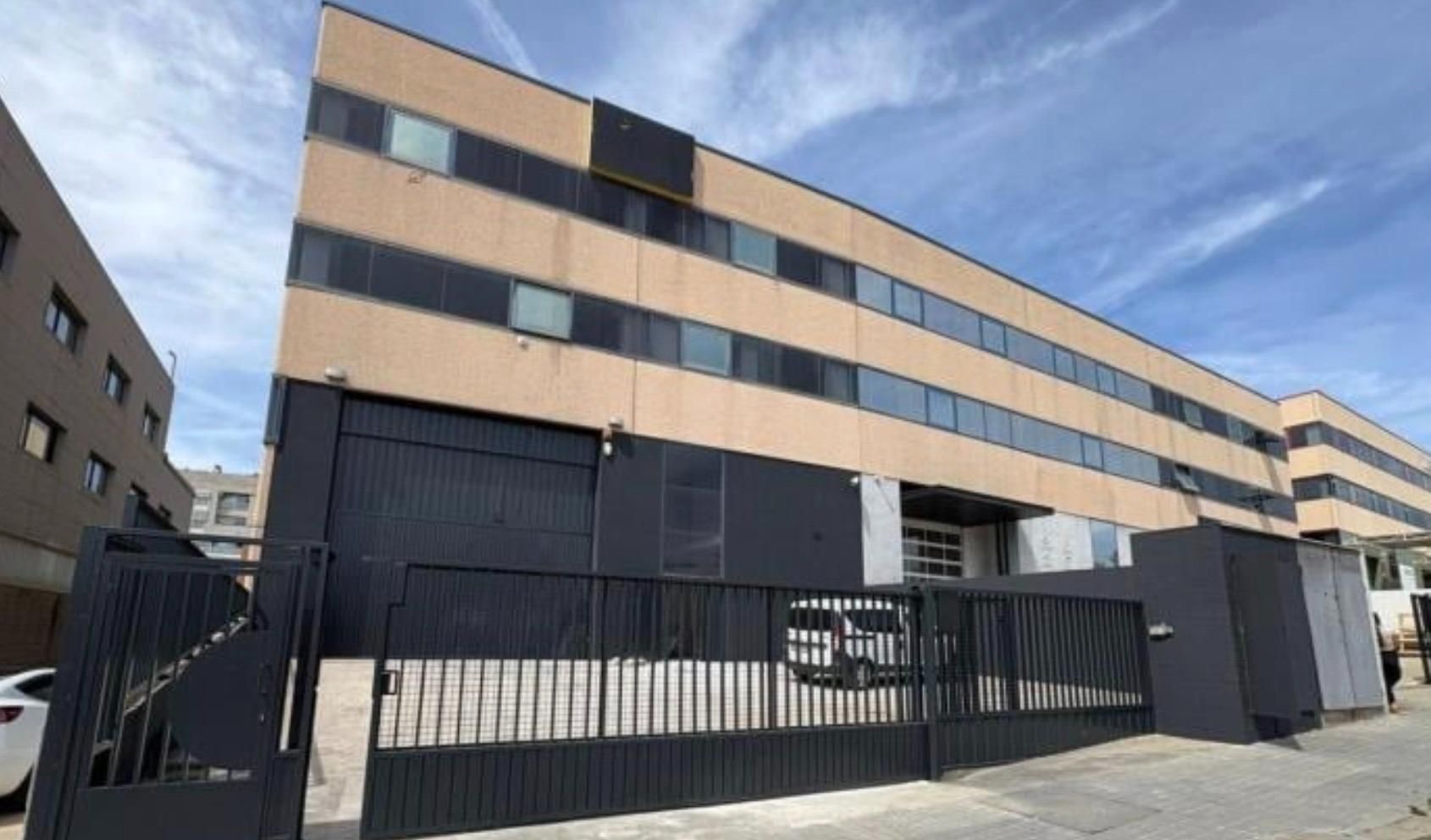 Vista exterior de Nau industrial de lloguer en Badalona