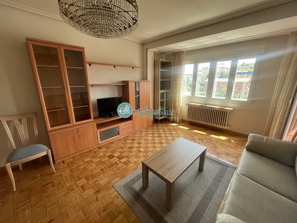 Sala d'estar de Pis de lloguer en Segovia Capital amb Calefacció, Parquet i Moblat