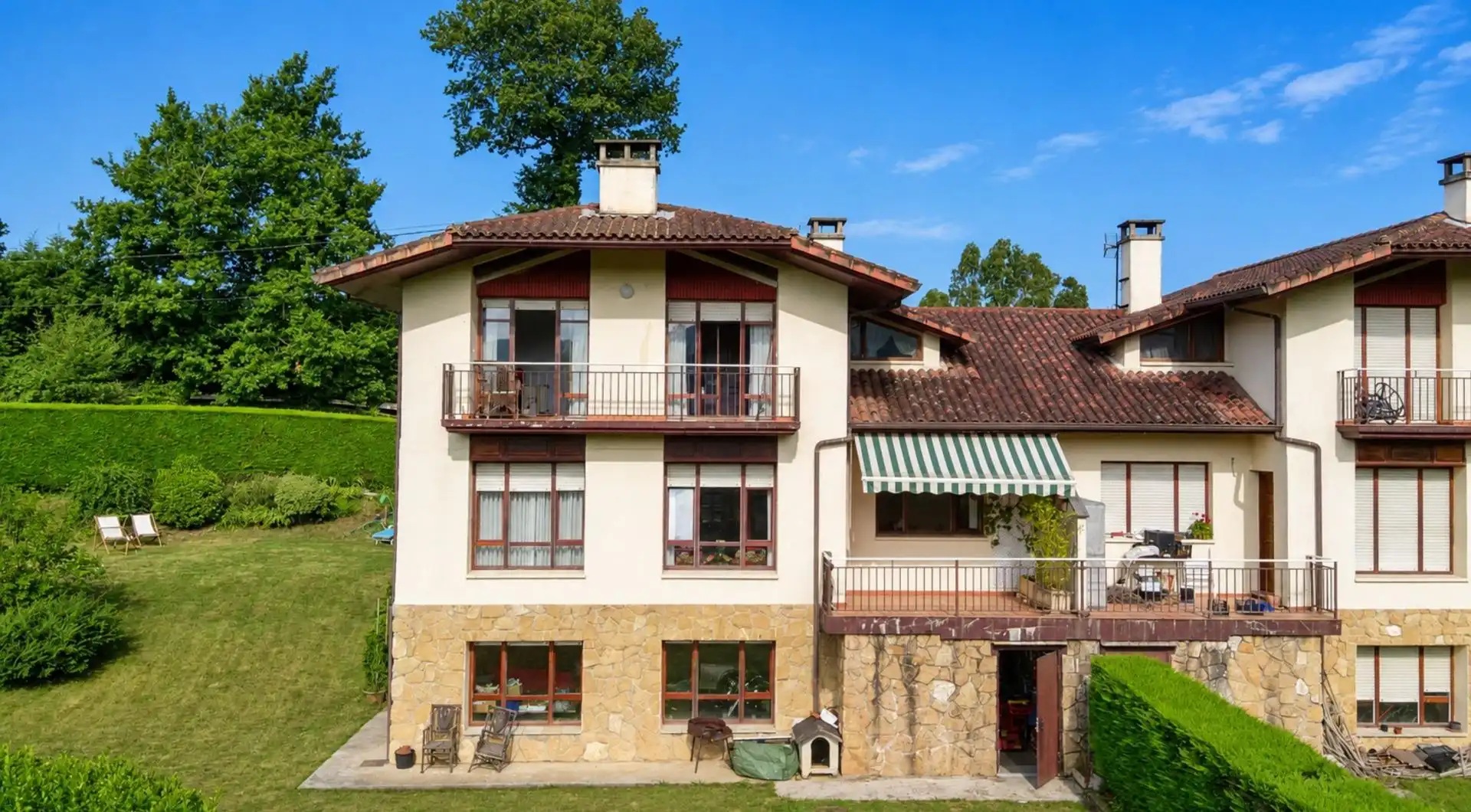 Vista exterior de Casa adosada en venta en Zalla  con Calefacción, Jardín privado y Terraza