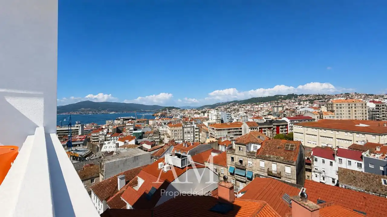 Vista exterior de Dúplex en venda en Vigo  amb Calefacció, Terrassa i Traster